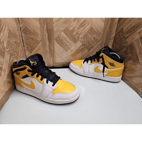 Jordan 1 Mid Women's University Gold Yellow Size 7.5. 623 - Picture 1 of 11